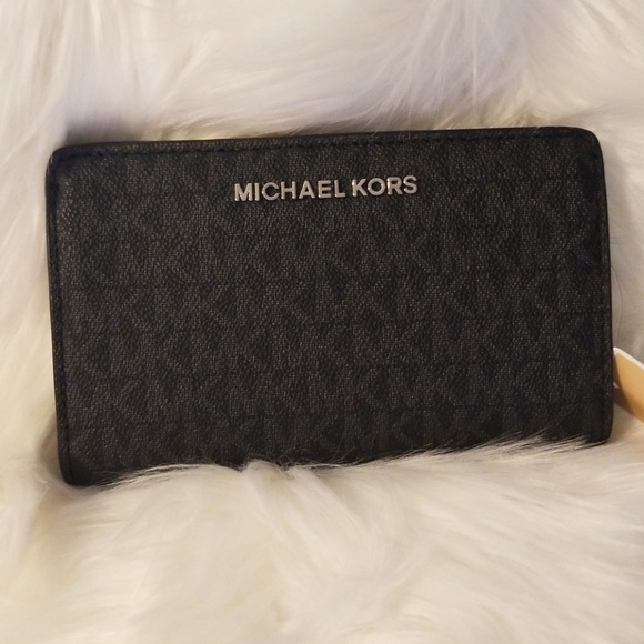 Michael Kors Handbags - 💕💕Authentic Michael Kors wallet